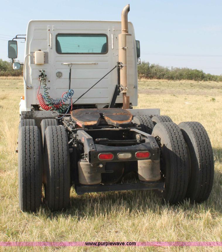 image for item C3881 2006 Volvo VNL semi truck