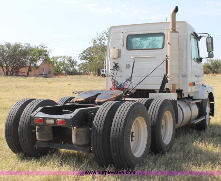 image for item C3881 2006 Volvo VNL semi truck