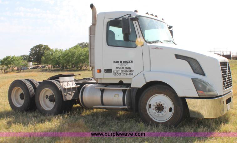 image for item C3881 2006 Volvo VNL semi truck