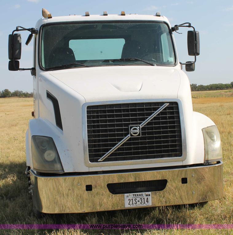 image for item C3881 2006 Volvo VNL semi truck