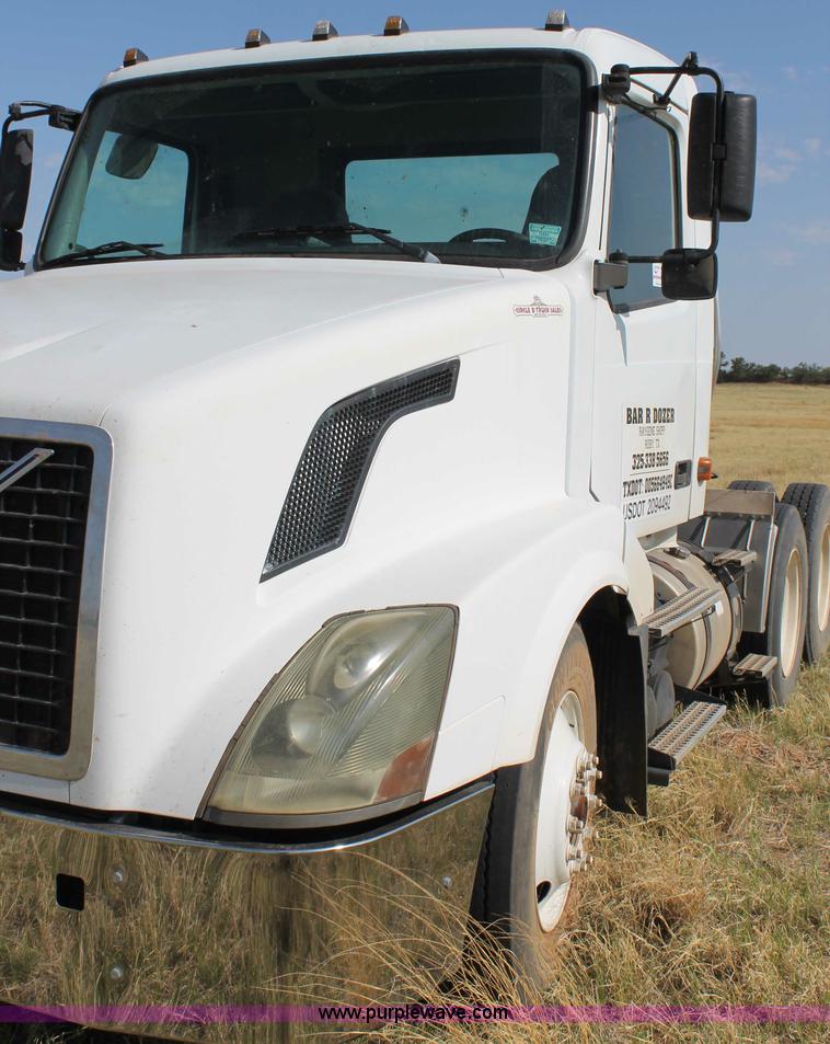 image for item C3881 2006 Volvo VNL semi truck