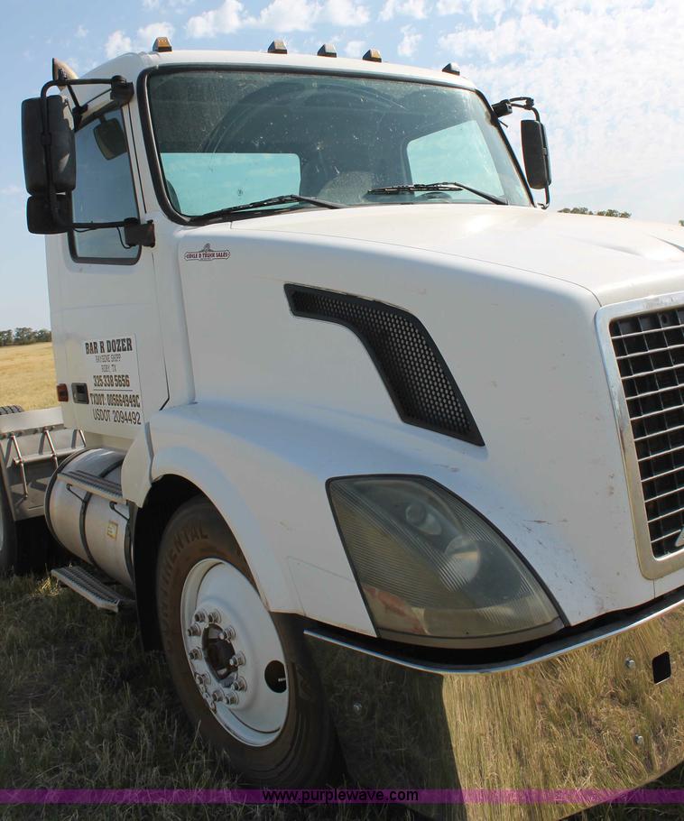 image for item C3881 2006 Volvo VNL semi truck