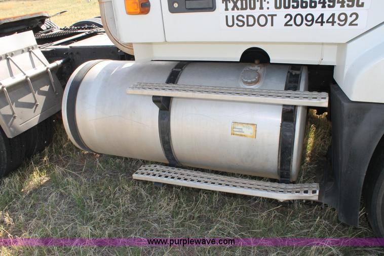 image for item C3881 2006 Volvo VNL semi truck