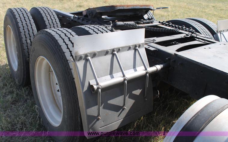 image for item C3881 2006 Volvo VNL semi truck