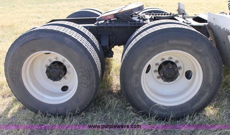 image for item C3881 2006 Volvo VNL semi truck