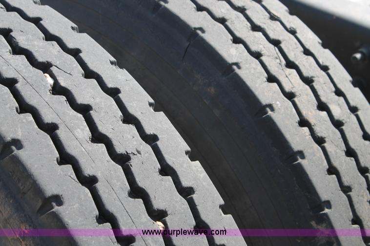 image for item C3881 2006 Volvo VNL semi truck