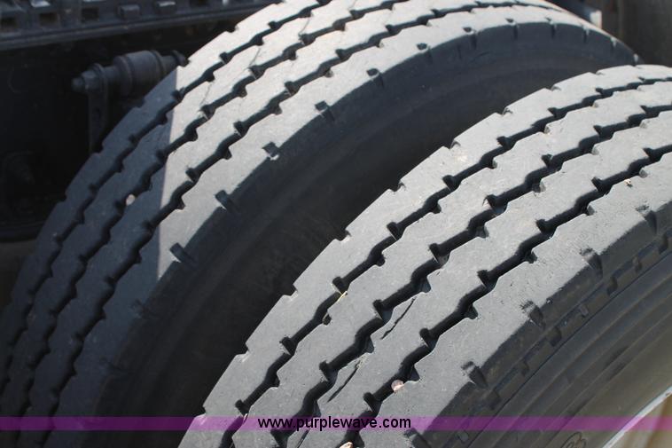 image for item C3881 2006 Volvo VNL semi truck