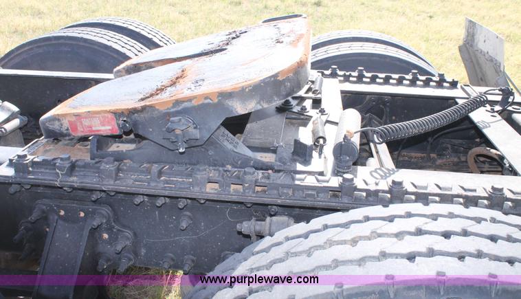 image for item C3881 2006 Volvo VNL semi truck