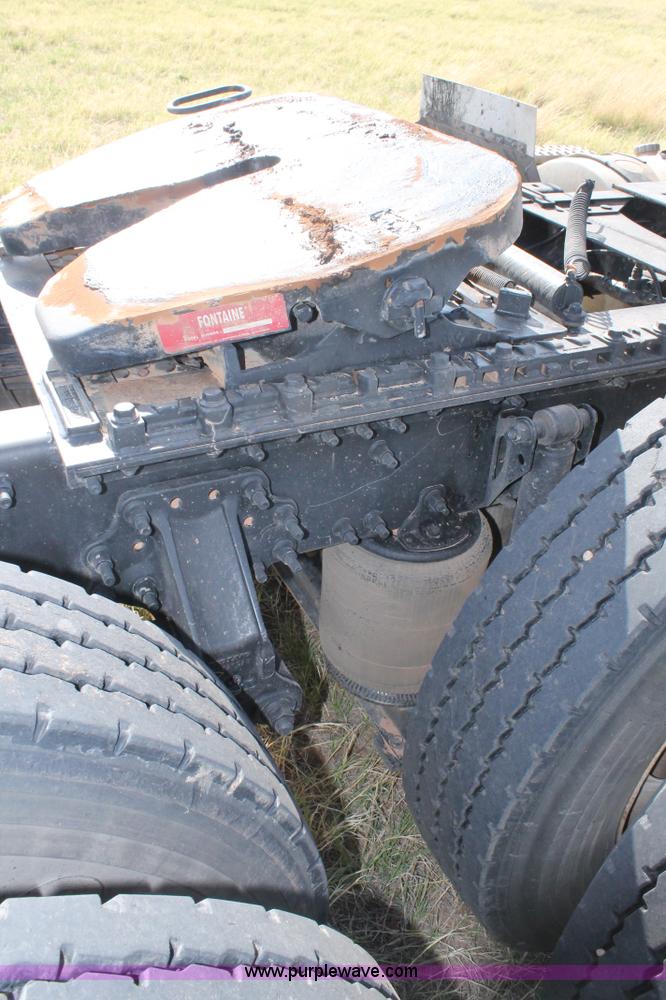 image for item C3881 2006 Volvo VNL semi truck