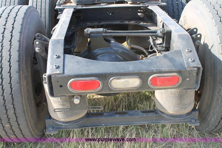 image for item C3881 2006 Volvo VNL semi truck