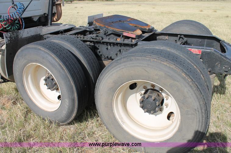 image for item C3881 2006 Volvo VNL semi truck