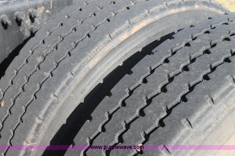 image for item C3881 2006 Volvo VNL semi truck