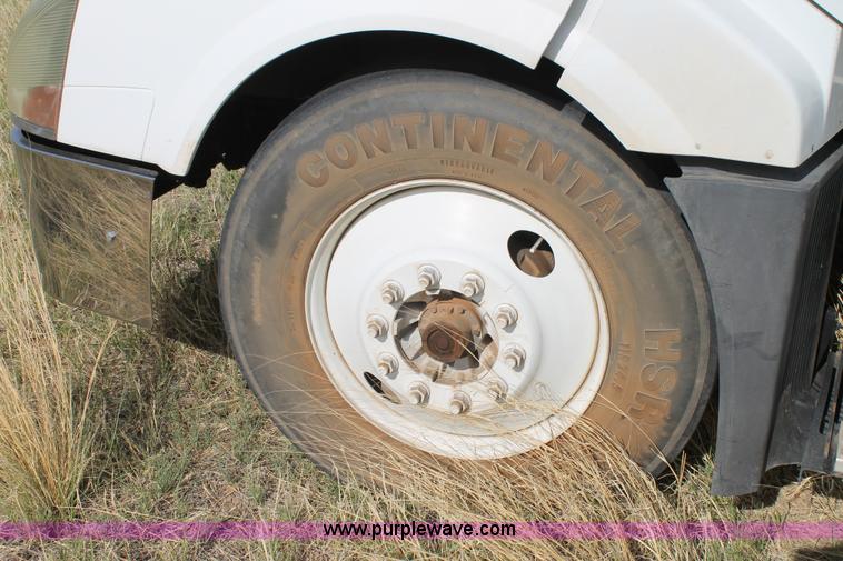 image for item C3881 2006 Volvo VNL semi truck