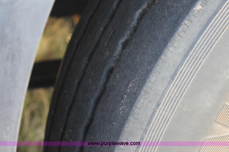 image for item C3881 2006 Volvo VNL semi truck