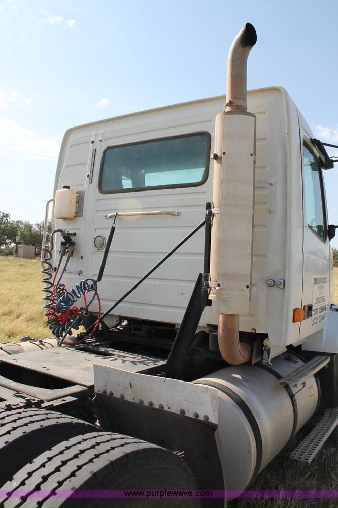 image for item C3881 2006 Volvo VNL semi truck