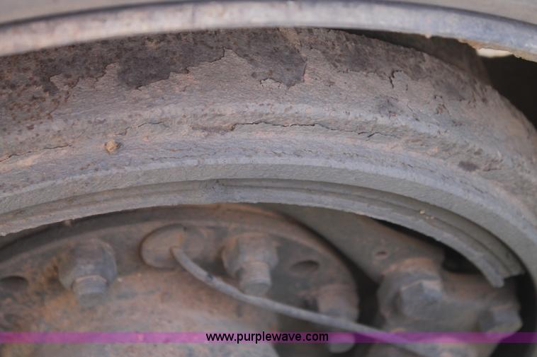 image for item C3881 2006 Volvo VNL semi truck