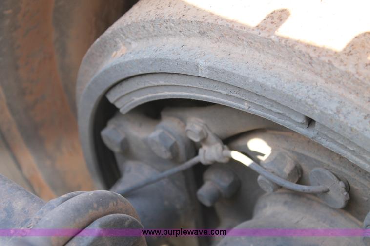 image for item C3881 2006 Volvo VNL semi truck