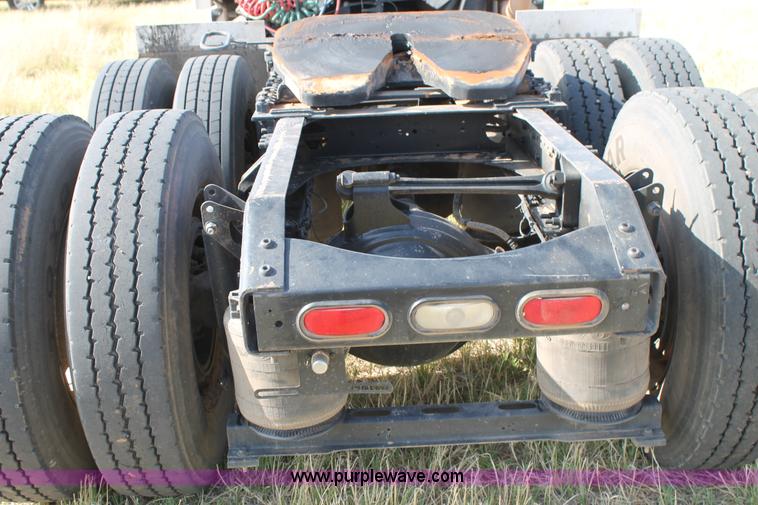 image for item C3881 2006 Volvo VNL semi truck