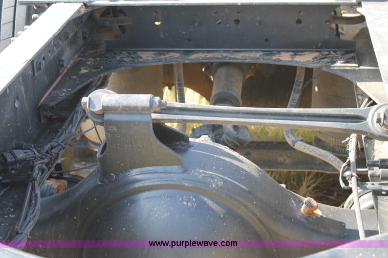 image for item C3881 2006 Volvo VNL semi truck