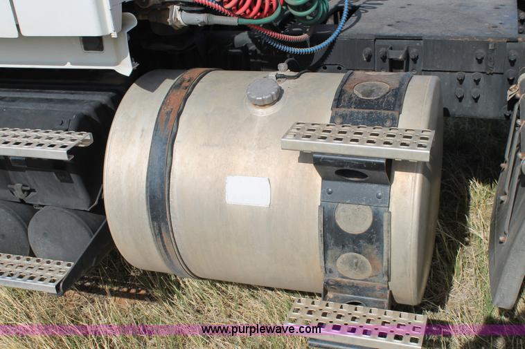 image for item C3881 2006 Volvo VNL semi truck