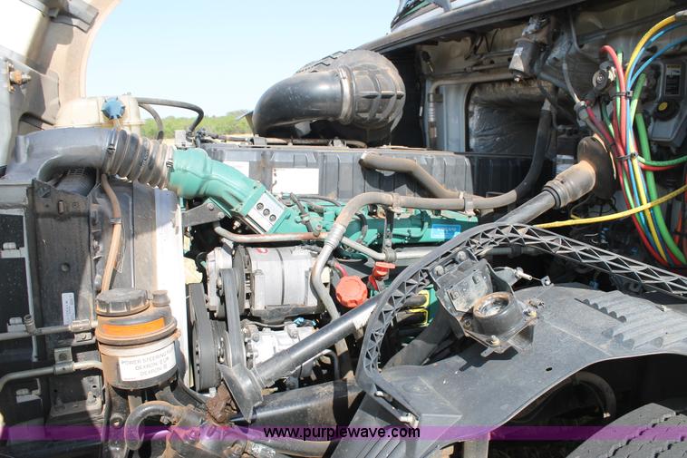 image for item C3881 2006 Volvo VNL semi truck