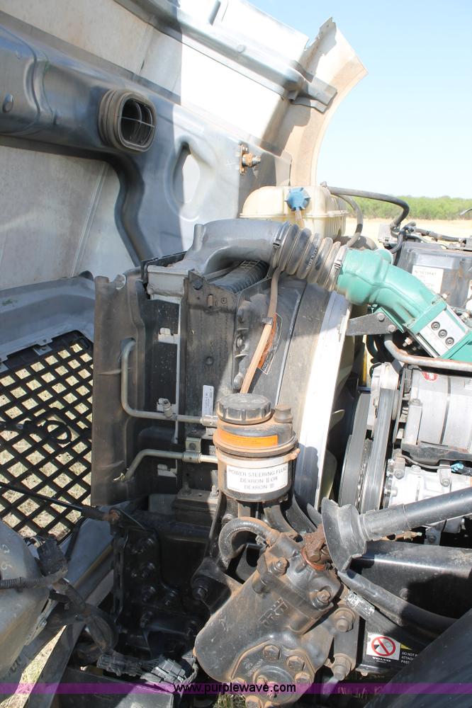 image for item C3881 2006 Volvo VNL semi truck