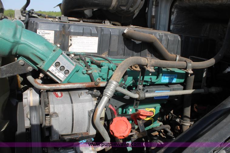 image for item C3881 2006 Volvo VNL semi truck