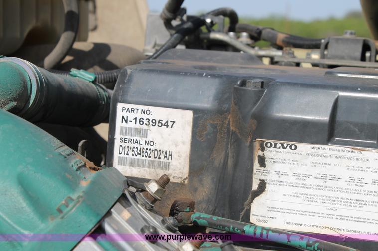 image for item C3881 2006 Volvo VNL semi truck