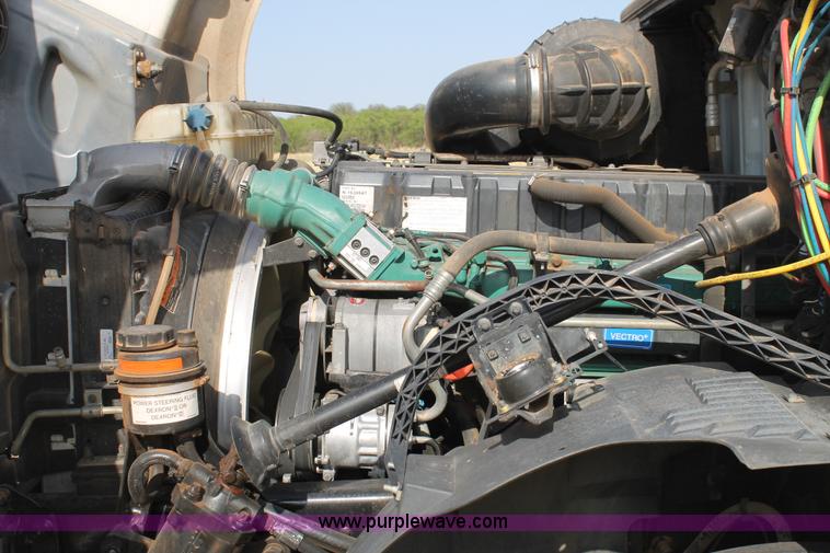 image for item C3881 2006 Volvo VNL semi truck