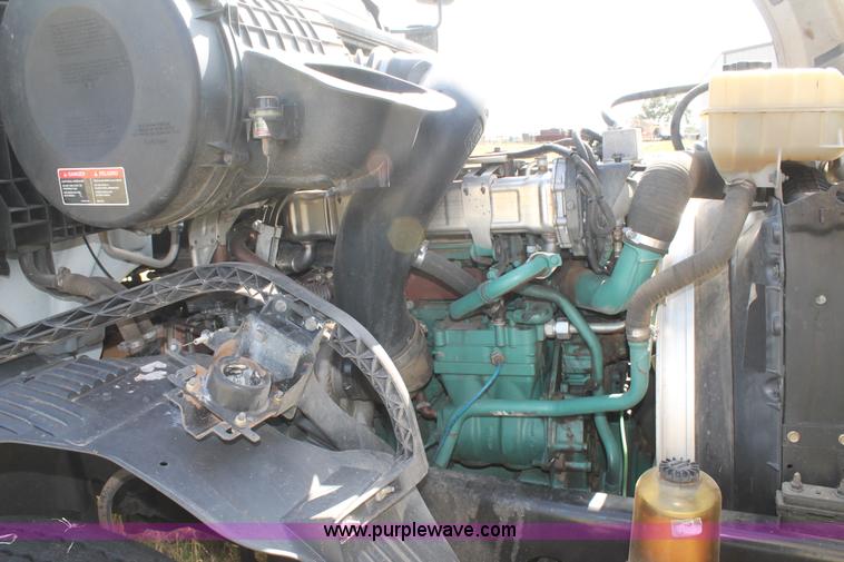 image for item C3881 2006 Volvo VNL semi truck