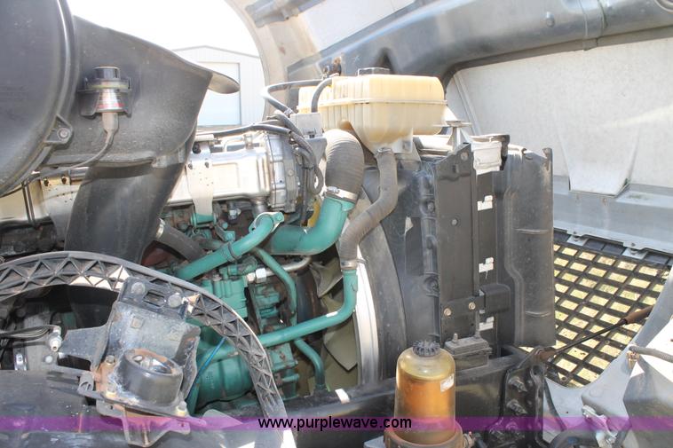 image for item C3881 2006 Volvo VNL semi truck