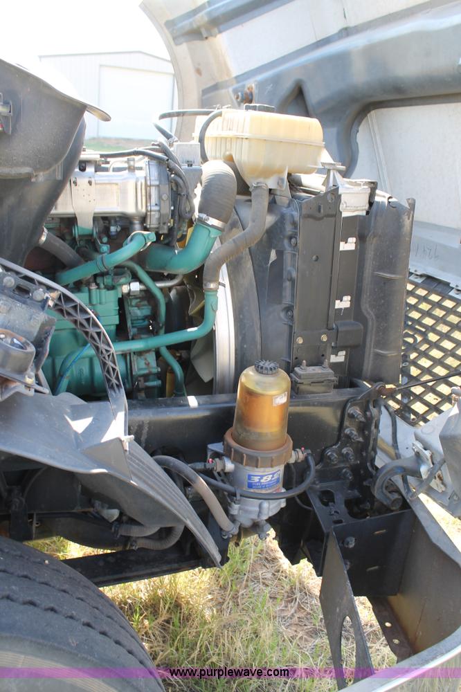 image for item C3881 2006 Volvo VNL semi truck