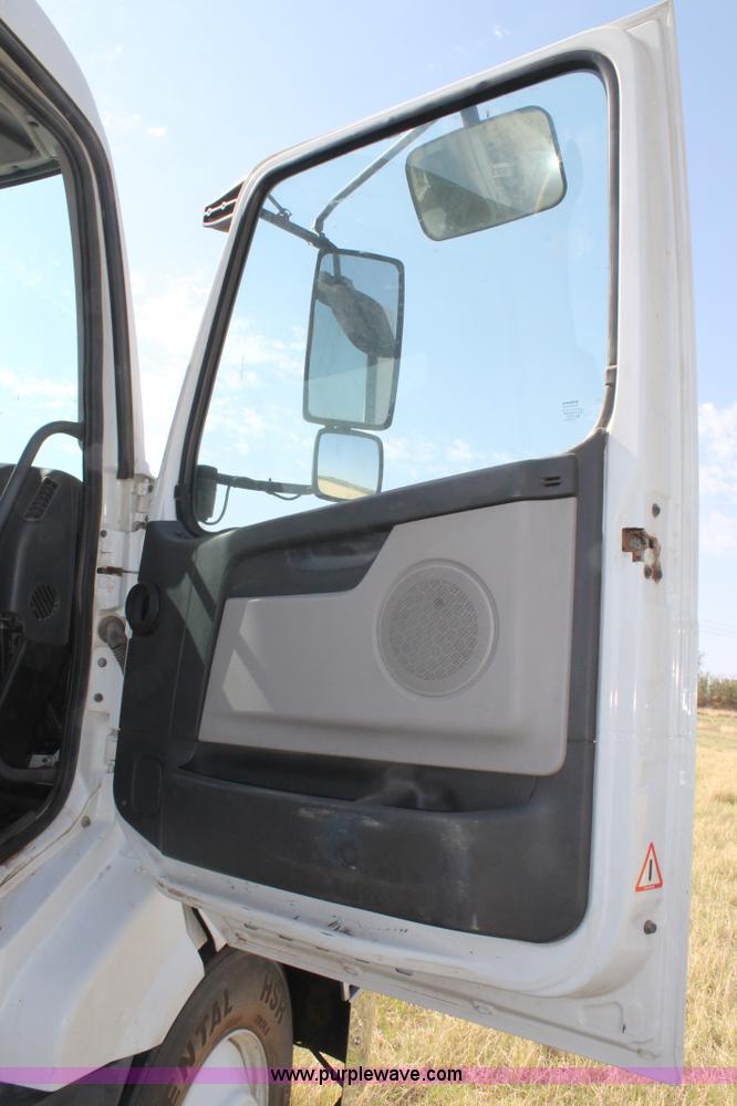 image for item C3881 2006 Volvo VNL semi truck