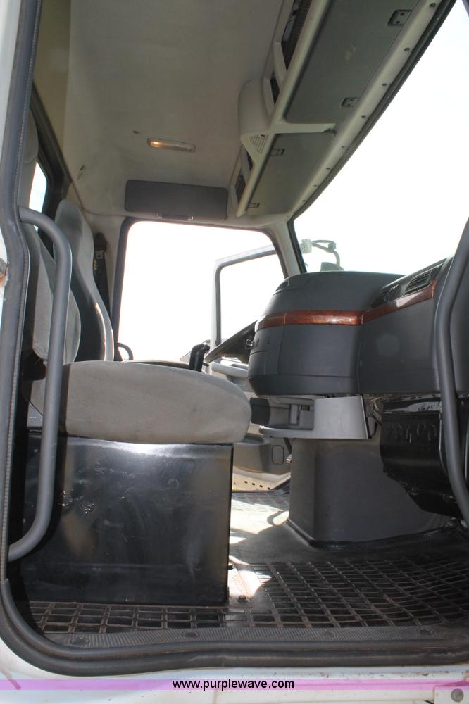 image for item C3881 2006 Volvo VNL semi truck