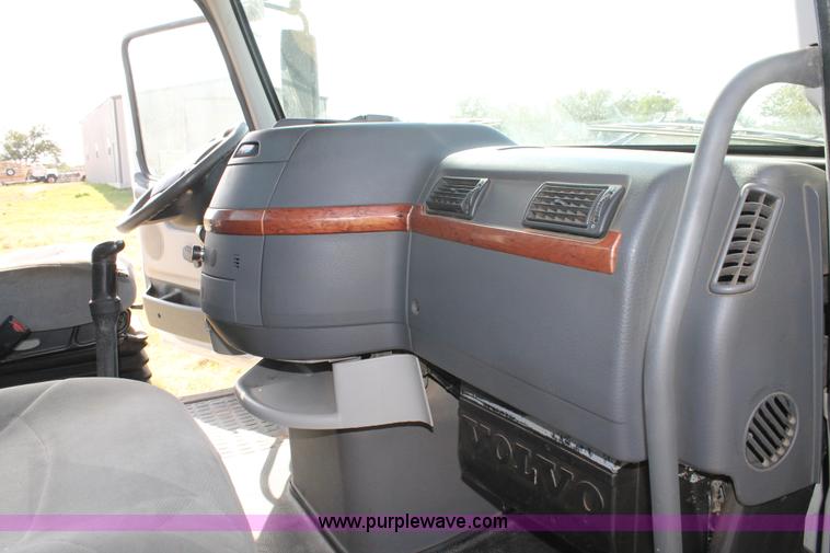 image for item C3881 2006 Volvo VNL semi truck