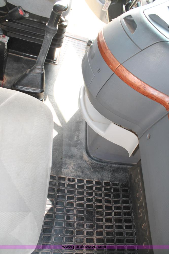 image for item C3881 2006 Volvo VNL semi truck