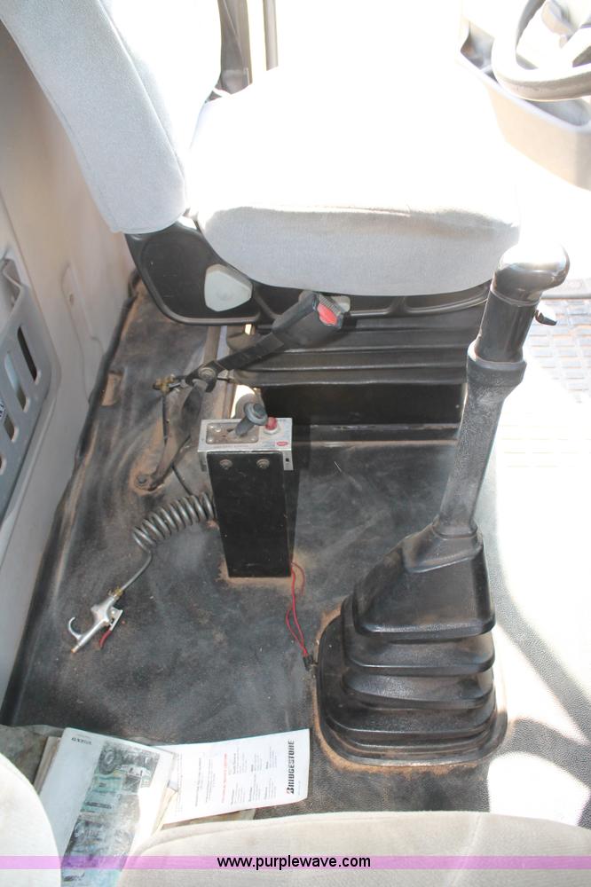 image for item C3881 2006 Volvo VNL semi truck