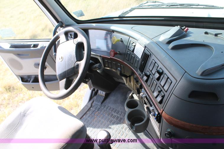 image for item C3881 2006 Volvo VNL semi truck