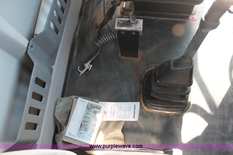 image for item C3881 2006 Volvo VNL semi truck