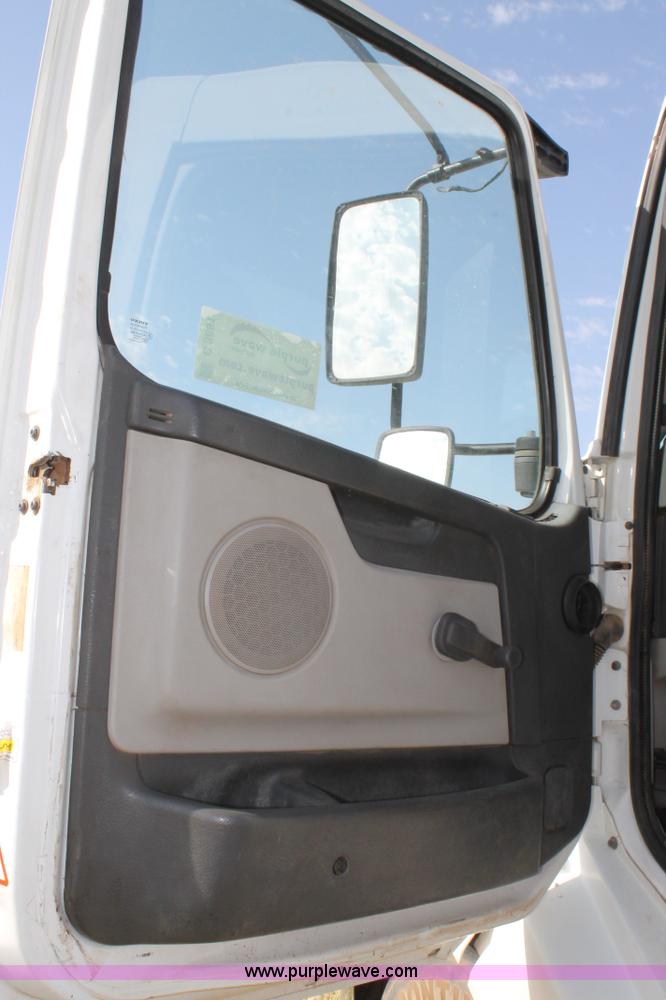 image for item C3881 2006 Volvo VNL semi truck