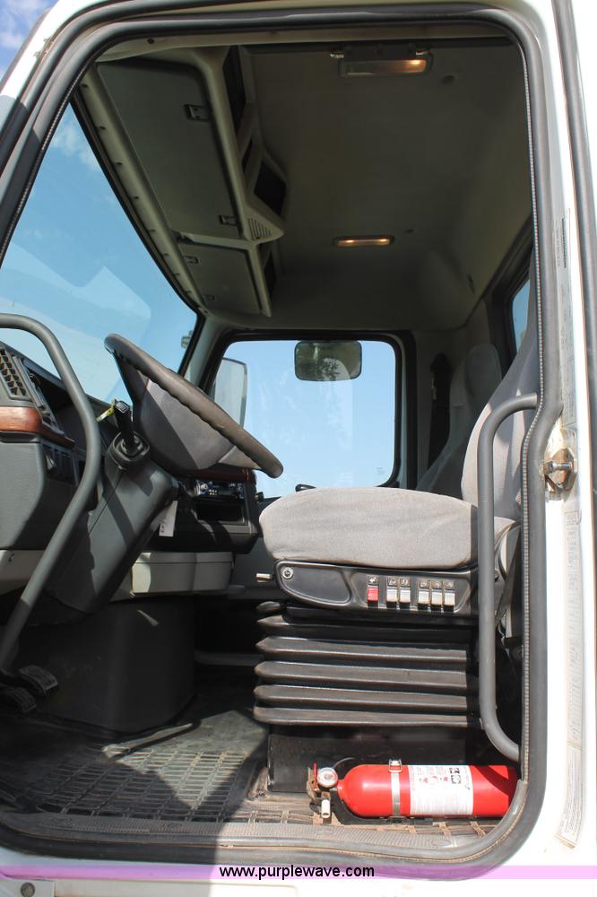 image for item C3881 2006 Volvo VNL semi truck