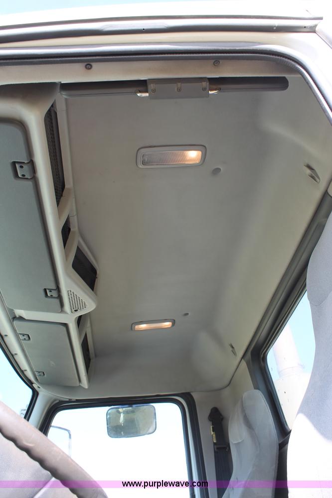 image for item C3881 2006 Volvo VNL semi truck