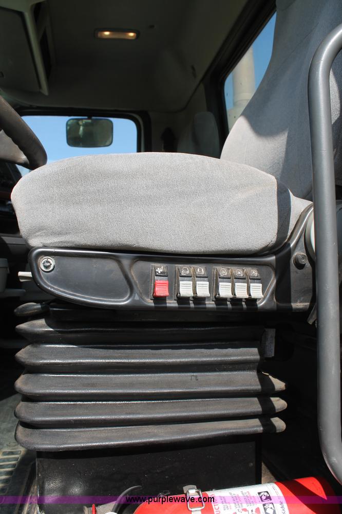 image for item C3881 2006 Volvo VNL semi truck