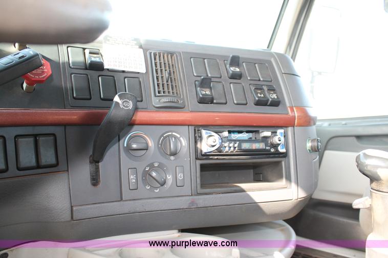 image for item C3881 2006 Volvo VNL semi truck