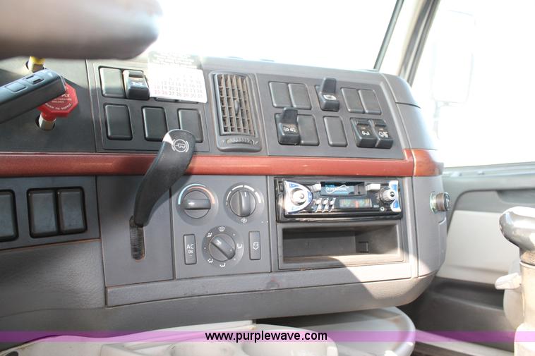 image for item C3881 2006 Volvo VNL semi truck