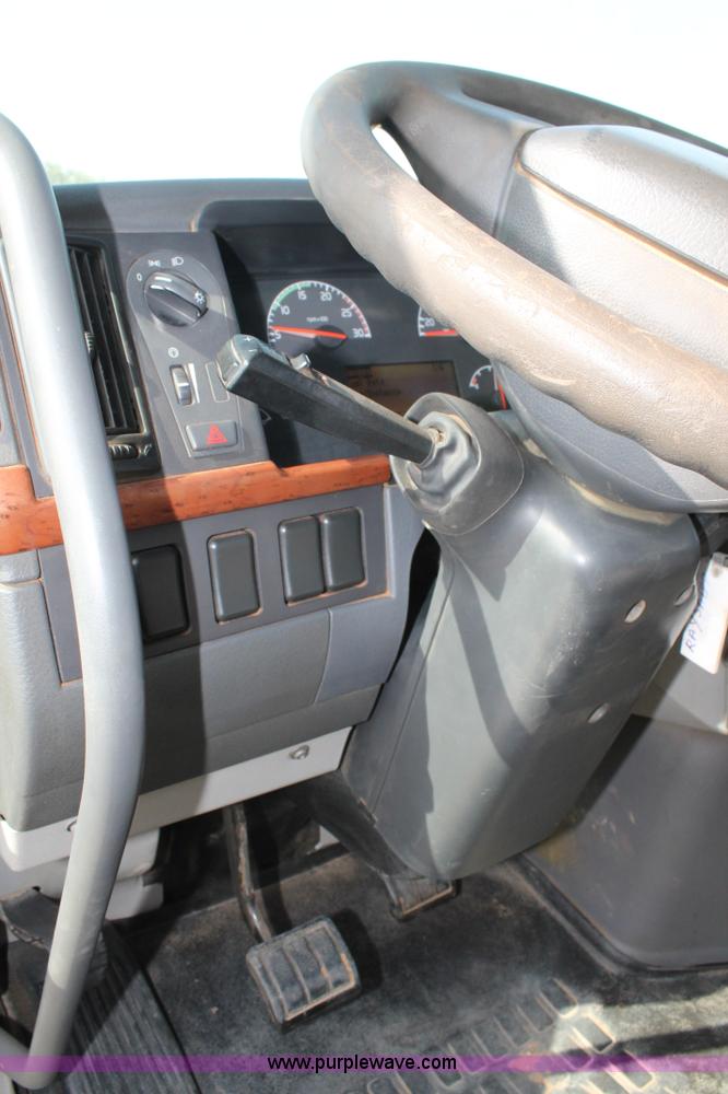 image for item C3881 2006 Volvo VNL semi truck