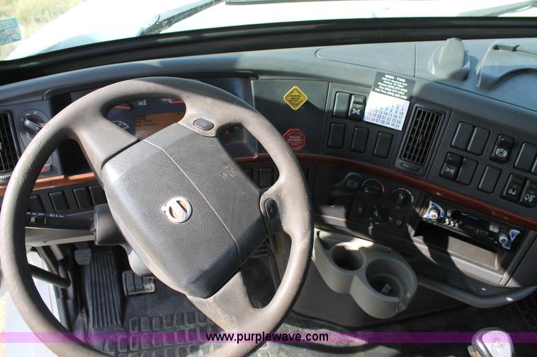 image for item C3881 2006 Volvo VNL semi truck