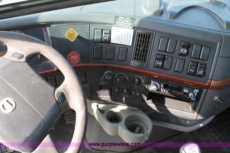 image for item C3881 2006 Volvo VNL semi truck