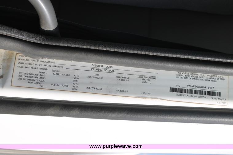 image for item C3881 2006 Volvo VNL semi truck