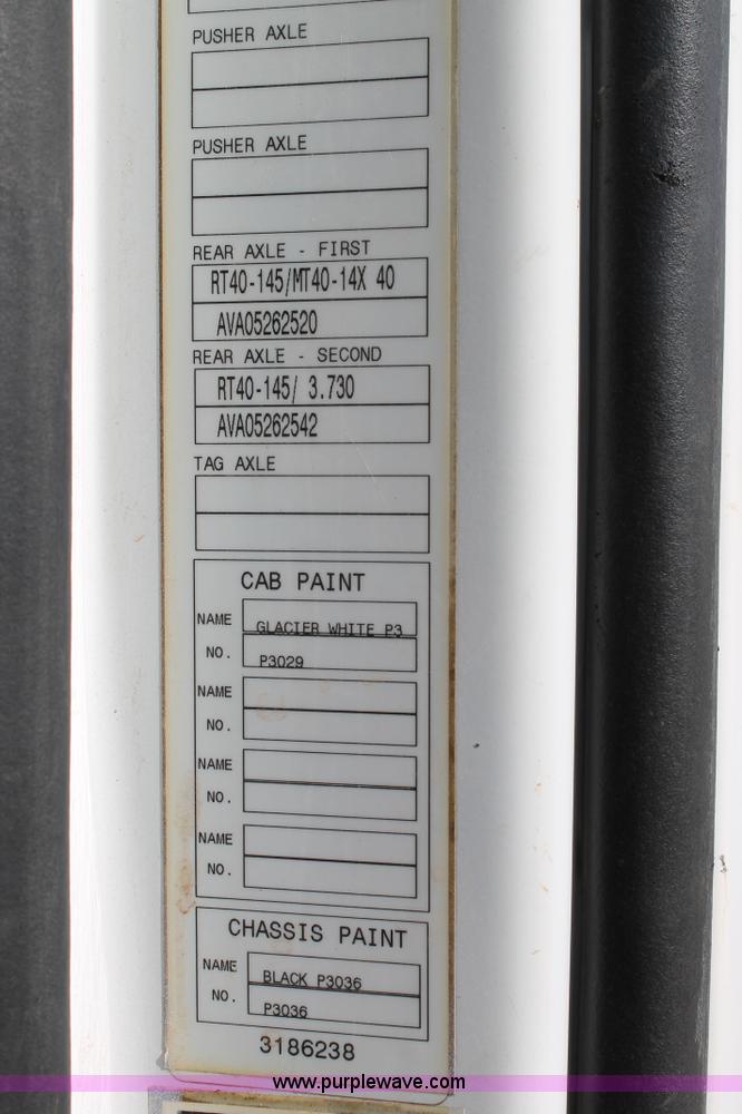 image for item C3881 2006 Volvo VNL semi truck